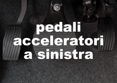 pedali acceleratori a sinistra